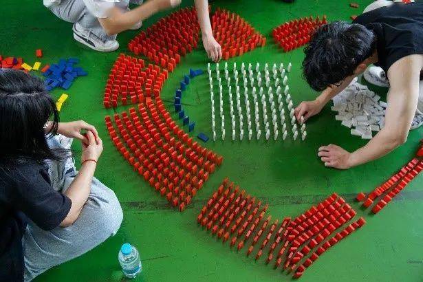 多米诺骨牌游戏 多米诺骨牌：耐心、策略与期待的盛宴，激发成年人童心的游戏